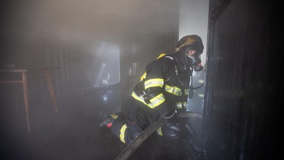 Uvnitř hořícího domu našli hasiči popáleného člověka. Bohužel zemřel