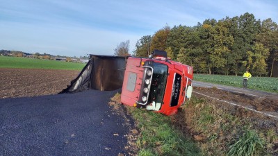 Nákladní auto se vybouralo a naložený asfalt skončil v poli