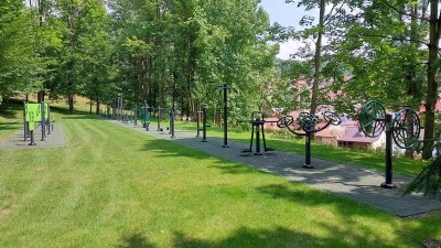 Rehabilitační ústav Brandýs nad Orlicí otevřel novou venkovní rehabilitační posilovnu a trenažéry