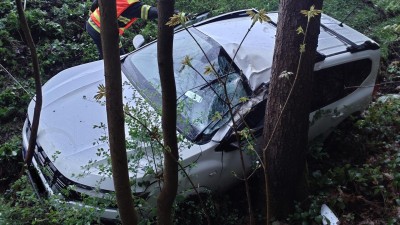 Vůz v příkopu u Ústí nad Orlicí a auto na střeše i Mistrovic. Bilance, pět zraněných