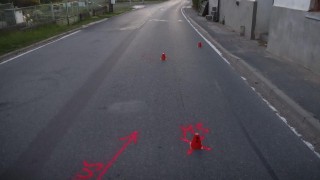 Cyklista upadl na zem a způsobil si zranění. Policie chce hovořit s mladíky z autobusu a hledá i svědky nehody