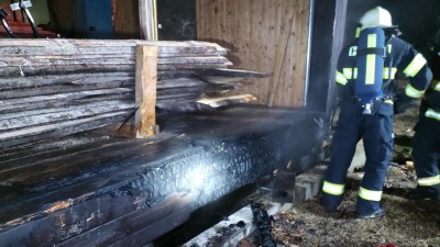 Pět jednotek hasičů likvidovalo požár pily v Kameničné, plameny viděl náhodou řidič