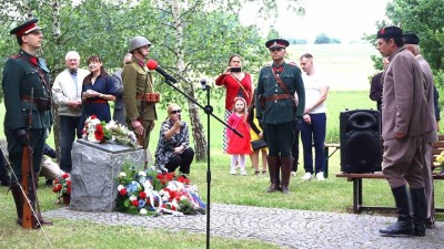 Obrazem: Ve Vrbatově Kostelci lidé uctili památku Karla Kněze a pokřtili knihu Aleny Mergl Kučerové