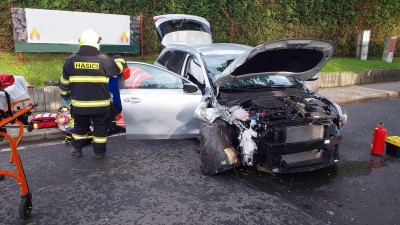 Po nárazu vozu do stromu u Jablonného na Orlicí se tři cestující zranili, u Jevíčka, jeden