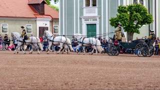 Představení starokladrubských koní na hlavním nádvoří hřebčína v Kladrubech nad Labem