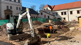 Nálezy archeologů na nádvoří Zámku Pardubice: Stopy požáru, gotická zeď i otisky zvířecích tlapek