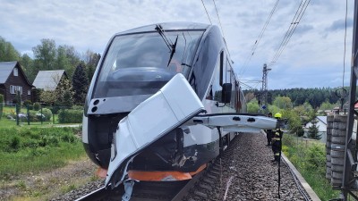 Dodávka vjela na železniční přejezd v Jablonném nad Orlicí a vlak ji zdemoloval, řidič utrpěl zranění