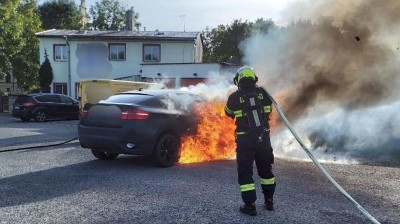 Třetí auto během tohoto týdne pohltily plameny
