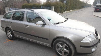 Octavia se na křižovatce srazila s chodcem. Policisté hledají svědky srážky