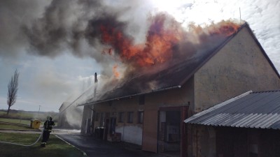 Dům zcela pohltily plameny, došlo ke zřícení štítové zdi