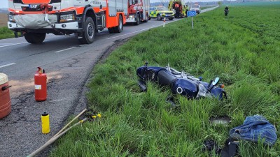 V Obci Chrast došlo ke srážce motocyklu, cyklisty a automobilu. Řidička motocyklu utrpěla zranění