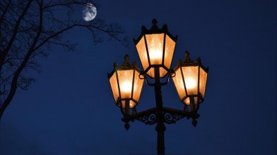 Kdo rozbil pouliční lampu ve Svitavách? Policisté hledají svědky události