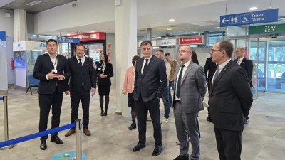 jednání na letišti, foto zdroj Pardubický kraj