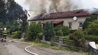 Žena obývala statek s vnučkou, když v jeho podkroví vypukl požár