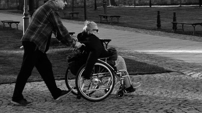 Kulturní parťák z Pardubic doprovázející handicapované osoby zaujal Národní radu osob se zdravotním postižením
