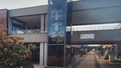 Skleněné peklo si zažila žena s malým dítětem uvězněná ve výtahu, kam pražilo slunce