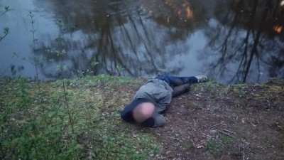 Evoluce pozpátku - opilému muži návrat do vody znemožnili strážníci