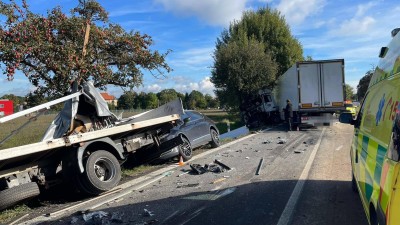 Vážná dopravní nehoda! Čelně se střetly dva kamiony a ještě osobní auto