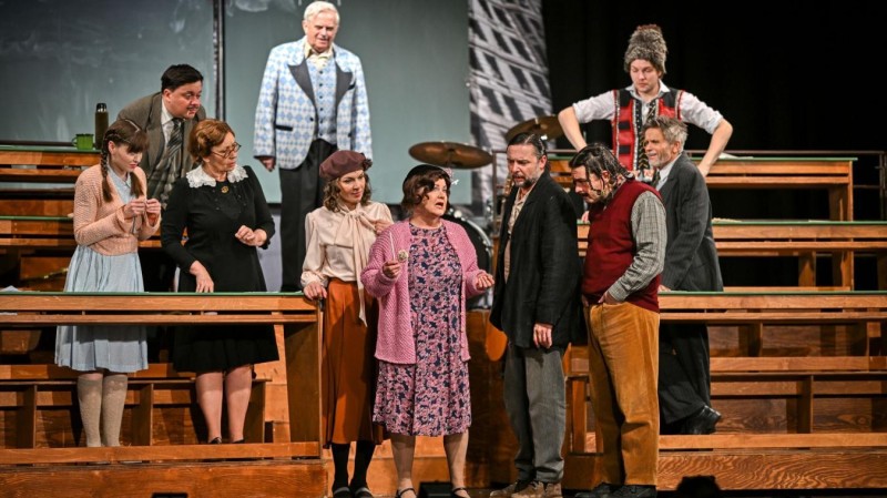 Eli&scaron;ka Jechov&aacute;, Petr Borovec, Romana Chvalov&aacute;, Zdeněk Rump&iacute;k, Martina Sikorov&aacute;, Ludmila Mecerodov&aacute;, Tom&aacute;&scaron; Lněnička, Ladislav &Scaron;piner, Martin Mejzl&iacute;k a Matěj &Scaron;trunc, foto zdroj V&yacute;chodočesk&eacute; divadlo Pardubice, autor Pavel Kohout