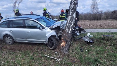 Auto vylétlo u Vysokého Mýta ze silnice, zastavil ho strom. Jedna osoba utrpěla zranění