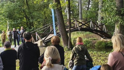 Lávka podle da Vinciho návrhu připomíná památku odbojářů v Bohdanči