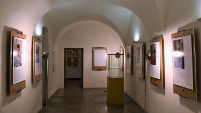 O osudech Romů za druhé světové války vypovídá výstava v knihovně v Pardubicích