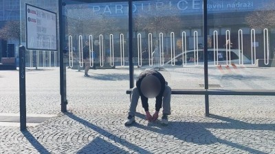 Slzotvorný sprej a také pouta museli strážníci použít proti opilcům u nádraží. Všechny případy měli dohru na záchytce