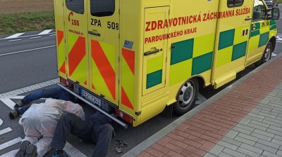 Sanitku na cestě zastavila porucha, zrovna převážela pacienta