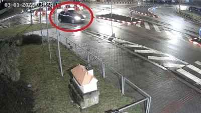 Řidič na kruháči přejel cyklistu a zmizel. Pátrá po něm policie