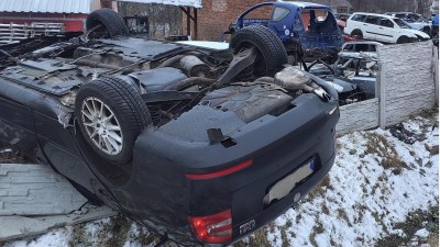 Řidič s autem skončil u obce Vrbatův Kostelec na střeše a mezi vraky. Při nehodě došlo ke zranění
