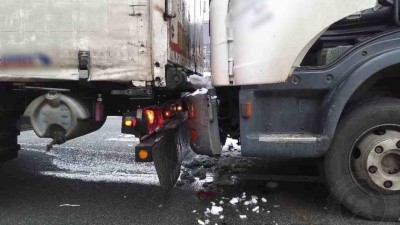 Čerstvá sněhová nadílka v pondělí potrápila zejména řidiče kamionů. Hned tři se střetli u Vysokého Mýta