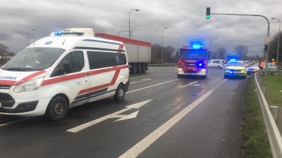 Neviděli jste nehodu sanitky? Policisté žádají o pomoc občany