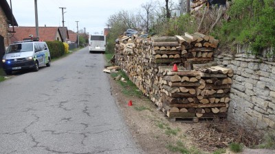 U Pěšic došlo k nehodě linkového autobusu, policie nyní hledá cestující i svědky