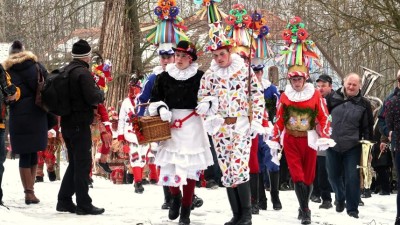 Masopust v Pardubick&eacute;m kraji: Sobota nab&iacute;dne masopustn&iacute; obchůzky tak, jak se konaly před sto lety