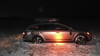 Hledá se řidič náklaďáku s nabouraným návěsem. Neúspěšně ho předjíždělo toto auto