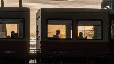 Obraz, meč, bednu se šampaňským, i křovinořez a ještě přes osmnáct tisíc předmětů zapomněli lidé ve vlacích