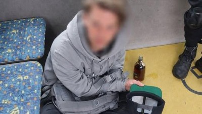 Muž si spletl autobus s barem, na cestu se vybavil lahv&iacute; rumu a pohodlně se s n&iacute; usadil na zem