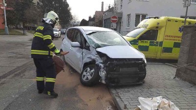 Srážka osobního auta s linkovým autobusem, záchranáři ošetřili jednoho zraněného