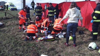 Neděli poznamenala tragická nehoda motorkáře, i přes veškerou péči se ho zachránit nepodařilo