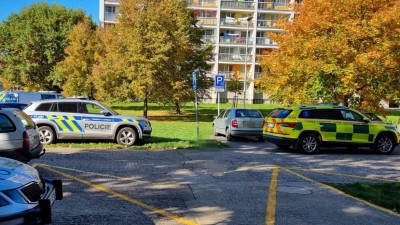 VIDEO: Žena je podezřelá z vraždy muže v Pardubicích. Nožem už měla útočit v minulosti