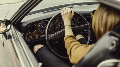 Mladé řidičce v nesnázích pomohli strážníci