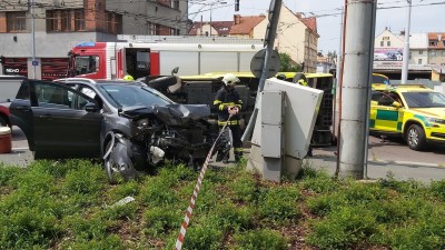 VIDEO: Sanitka skončila po havárii na boku, dva záchranáři jsou zranění