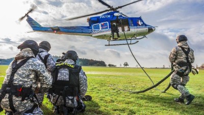 Policejní vrtulník neslouží jen policistům. Občas se musí i „vyvenčit“