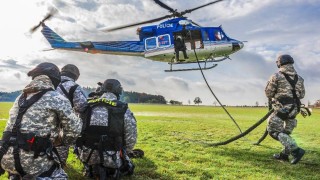 Policejní vrtulník neslouží jen policistům. Občas se musí i „vyvenčit“