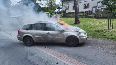 Další osobní automobil skončil v plamenech