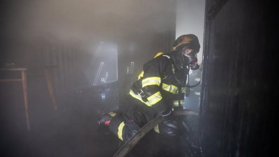 Ve Svitavách vyskočil muž ze šestého patra z hořícího bytu, pád nepřežil. Elektrická fritéza způsobila požár v budově ve Vysokém Mýtě.
