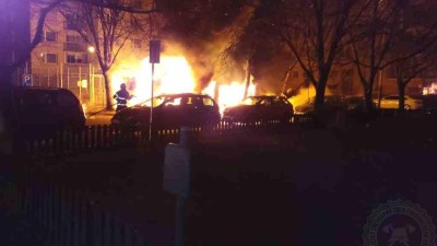 VIDEO: Velkým žárem při požáru popelnic bylo poškozeno i pět zaparkovaných aut