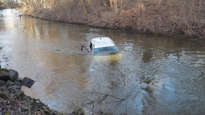 Policisté zjišťují okolnosti této nehody. Auto skončilo ponořené v Chrudimce