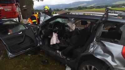 Úterní nehoda připravila o život ženu. Nepřežila čelní náraz do stromu