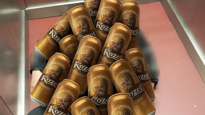 Ustlal si ve výtahu, zmohlo ho patnáct kozlů. Další se v noci válel po zaparkovaných autech a hlasitě vykřikoval